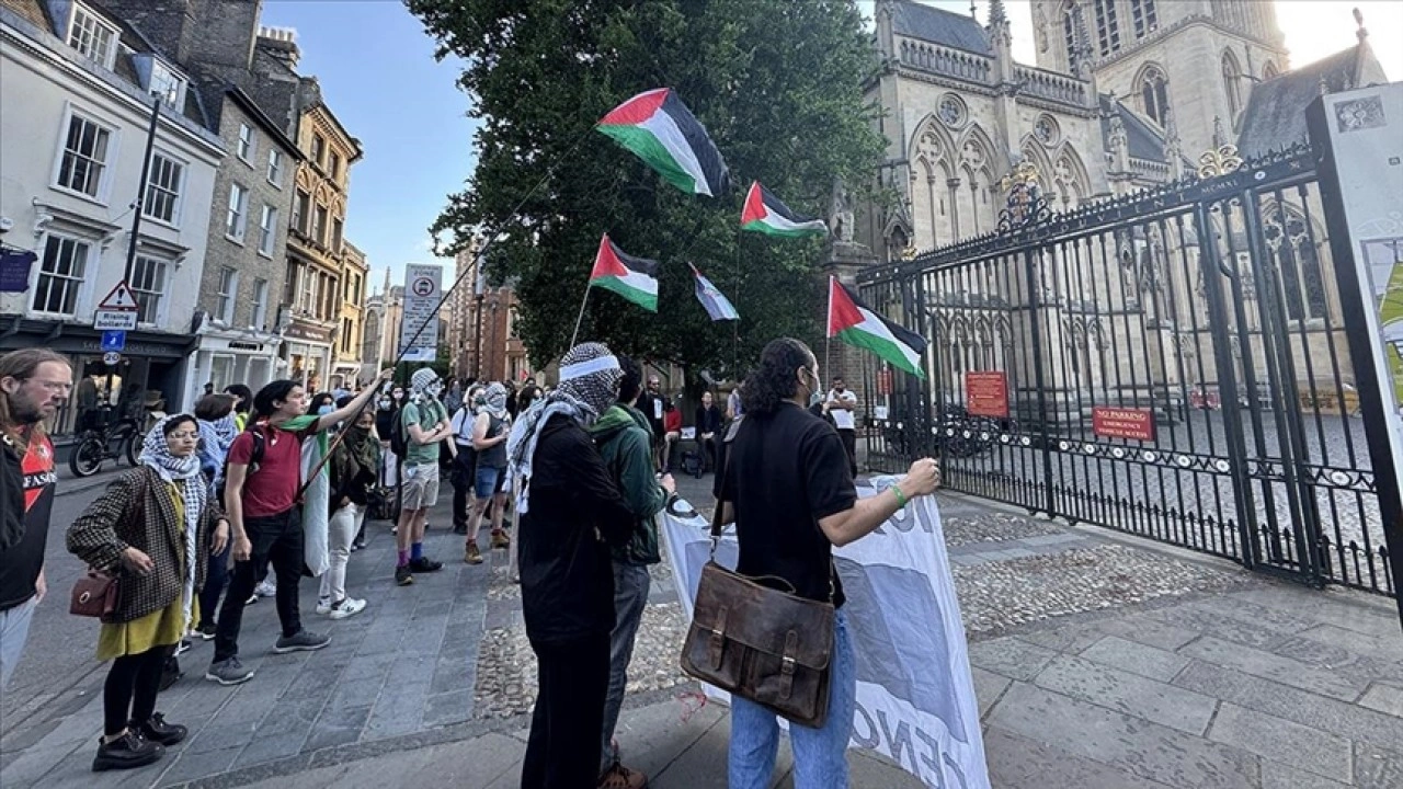 Cambridge öğrencileri, İsrail'le ilişkilerin kesilmesi talebiyle çadırlar kurarak eylem başlatt