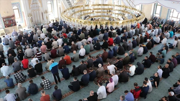 Camilerde Ramazan ayının son Cuma Namazı kılındı