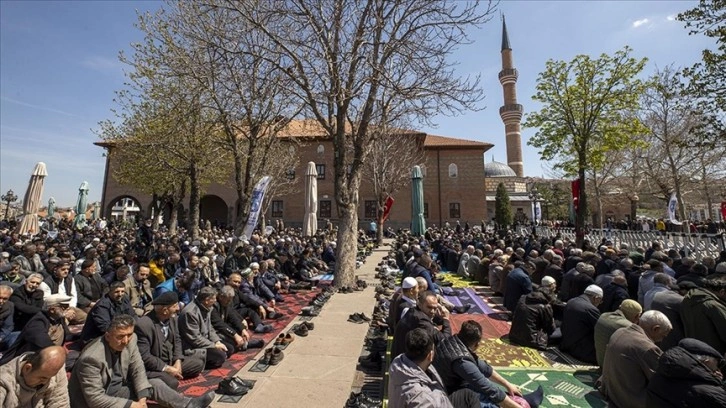 Camilerde ramazanın son cuması kılındı