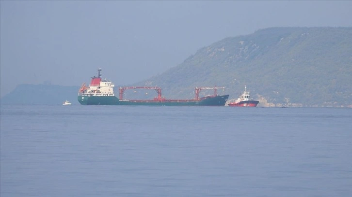 Çanakkale Boğazı'nda arızalanan gemi römorkörle çekildi