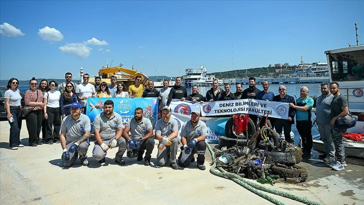Çanakkale'de deniz dibinden çıkarılan atıklar sergilendi