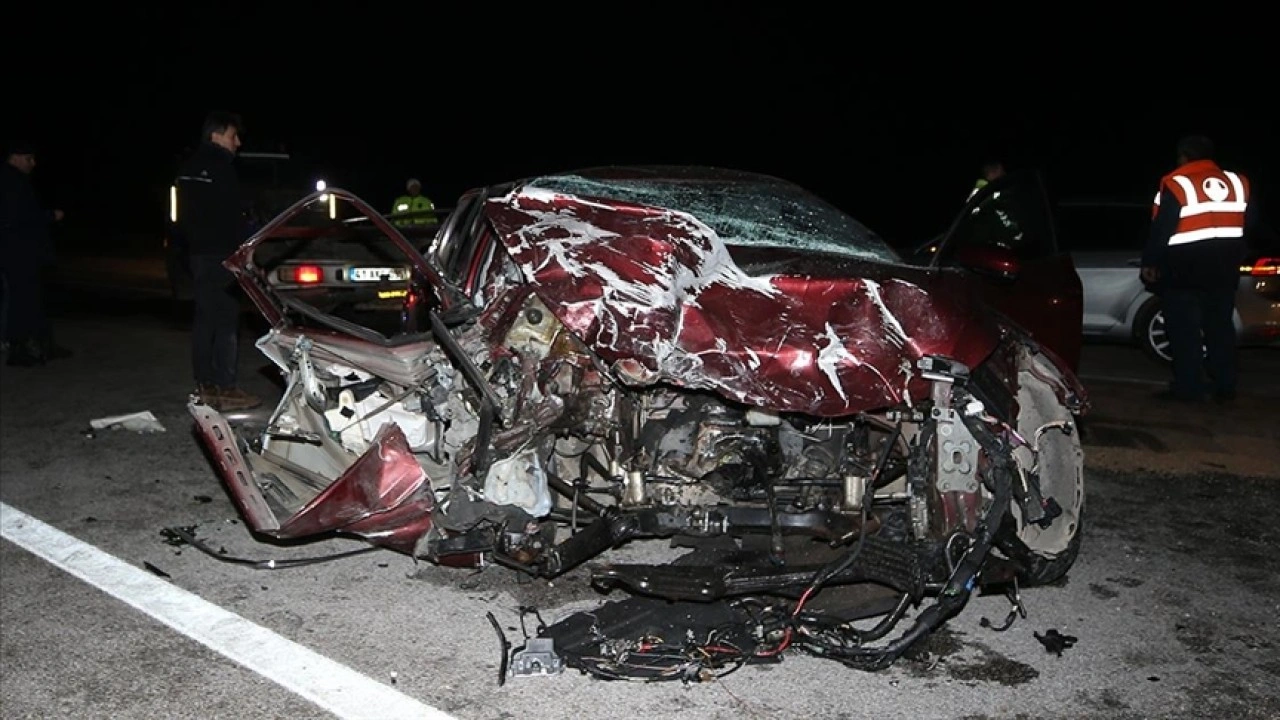 &Ccedil;anakkale'de iki otomobilin &ccedil;arpıştığı kazada 5 kişi &ouml;ld&uuml;, 1 kişi yaralandı