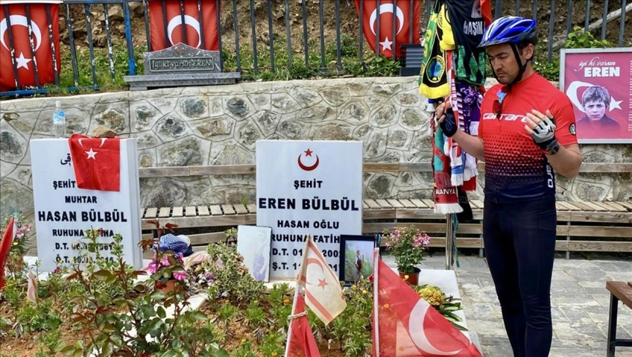 Çanakkale'den yola çıkan bisikletli, Trabzon'da Eren Bülbül'ün kabrini ziyaret etti
