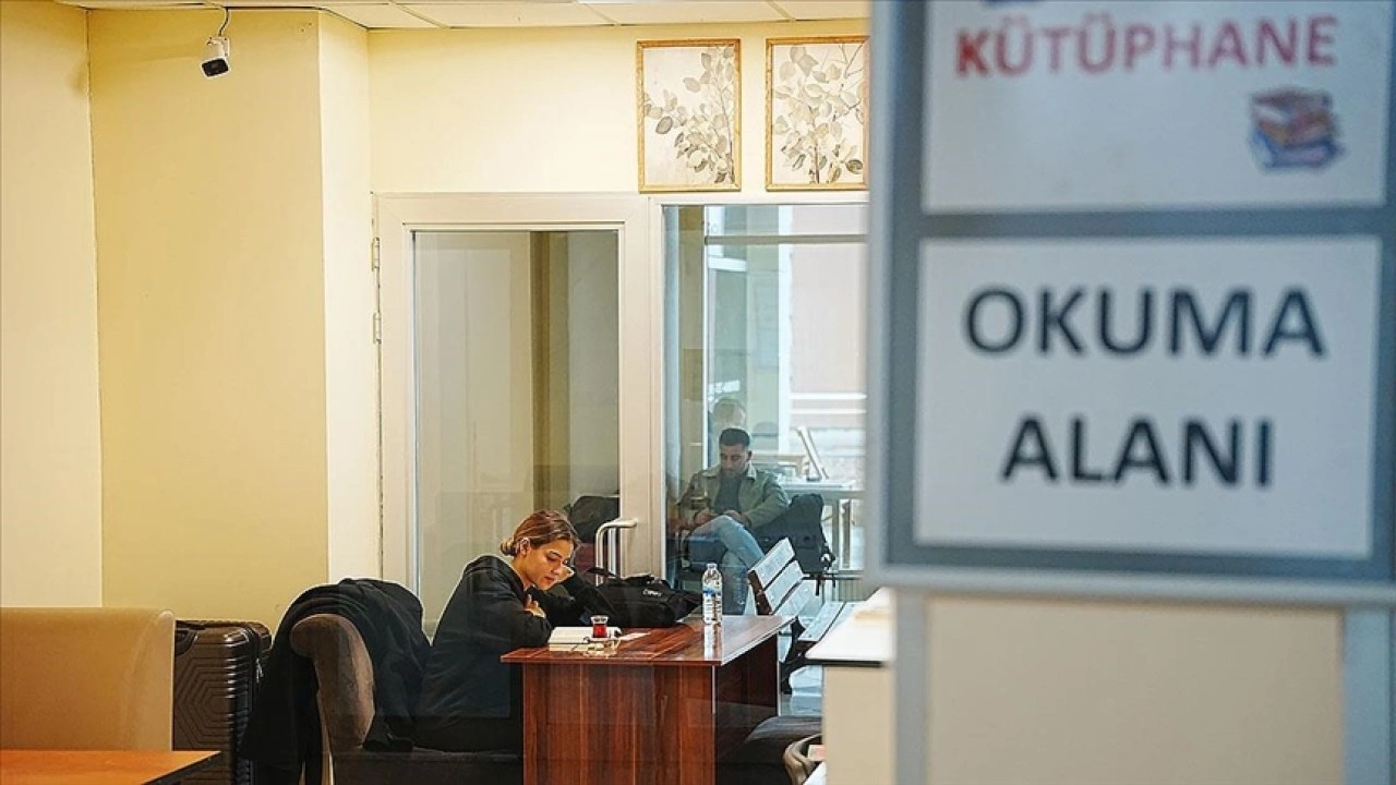 Çanakkale otogarında yolculara kütüphane hizmeti