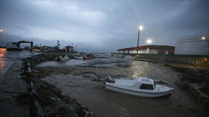 Çanakkale'de sağanak nedeniyle debisi yükselen dere taştı