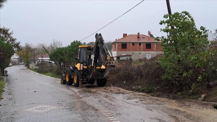 Çanakkale'de sağanak nedeniyle dere taştı, çilek bahçeleri su altında kaldı