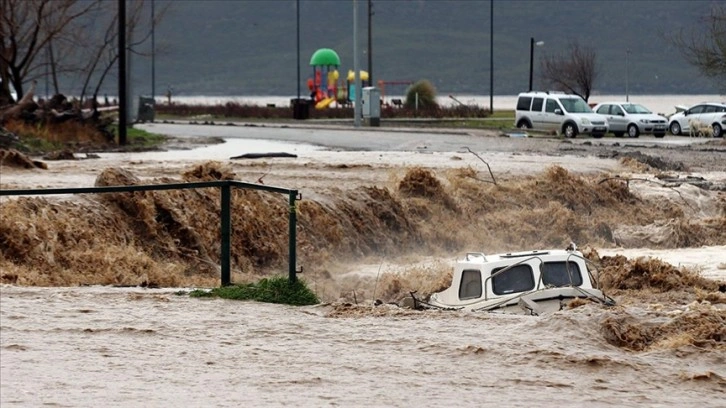 Çanakkale'de sağanak nedeniyle Kepez Çayı taştı