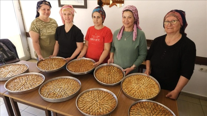 Çanakkale'nin üretici kadınları bayramlık ev baklavası mesaisi yapıyor