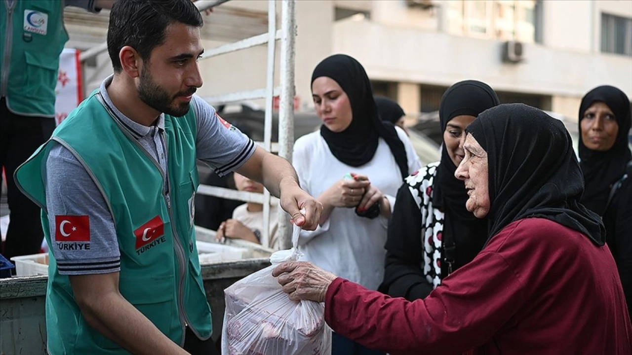 Cansuyu ekipleri 6 bin 900 Filistinli aileye kurban eti dağıttı