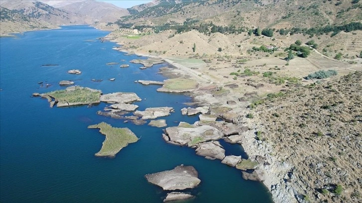 Çat Barajı'ndaki 'yüzen adalar' karaya oturdu