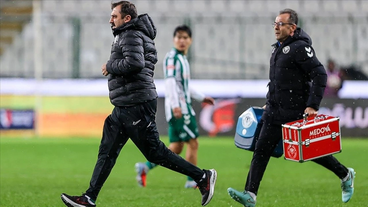 Çaykur Rizespor'da kulüp doktoru rahatsızlanınca yeşil sahada başhekim görev yaptı