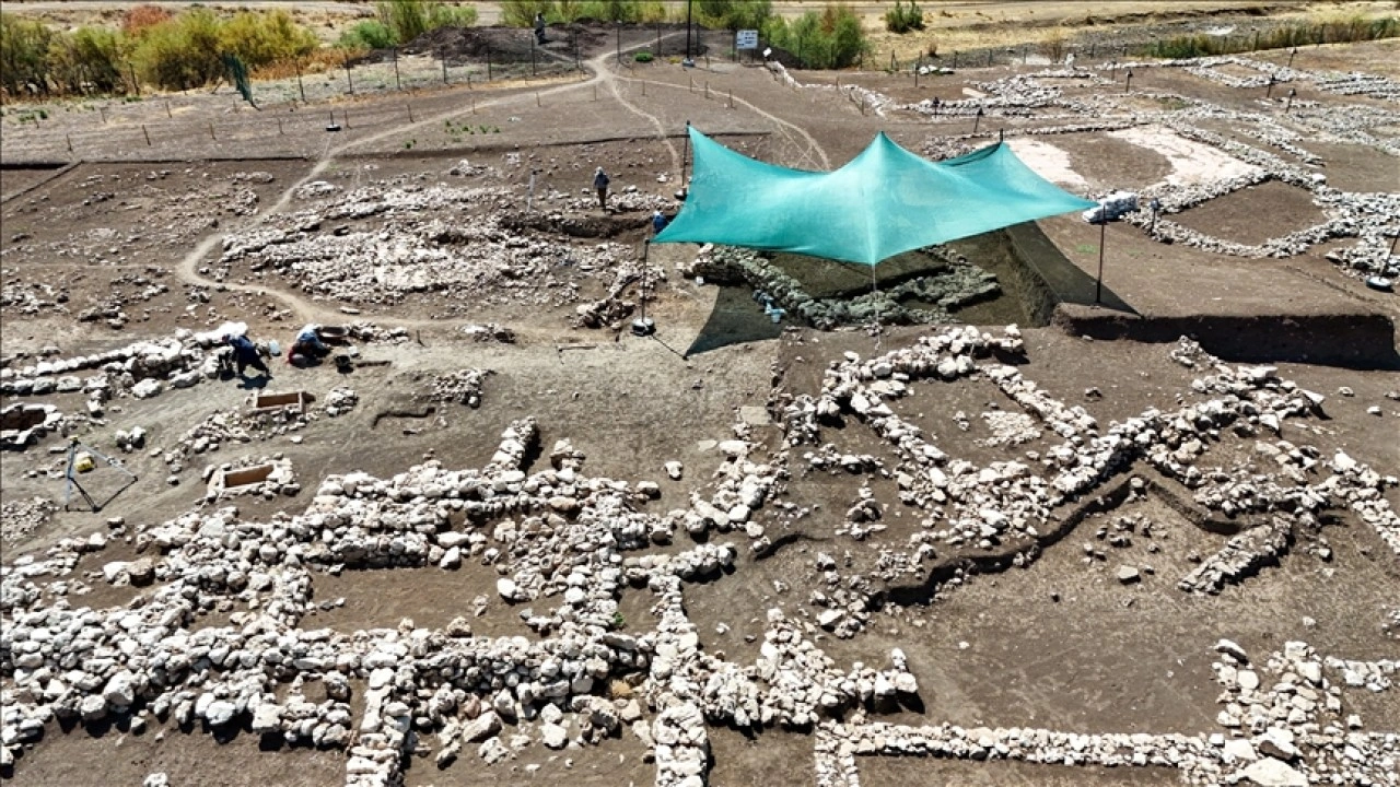 Çayönü Tepesi'nde yaklaşık 9 bin 500 yıllık 'Kamusal Yapı' bulundu