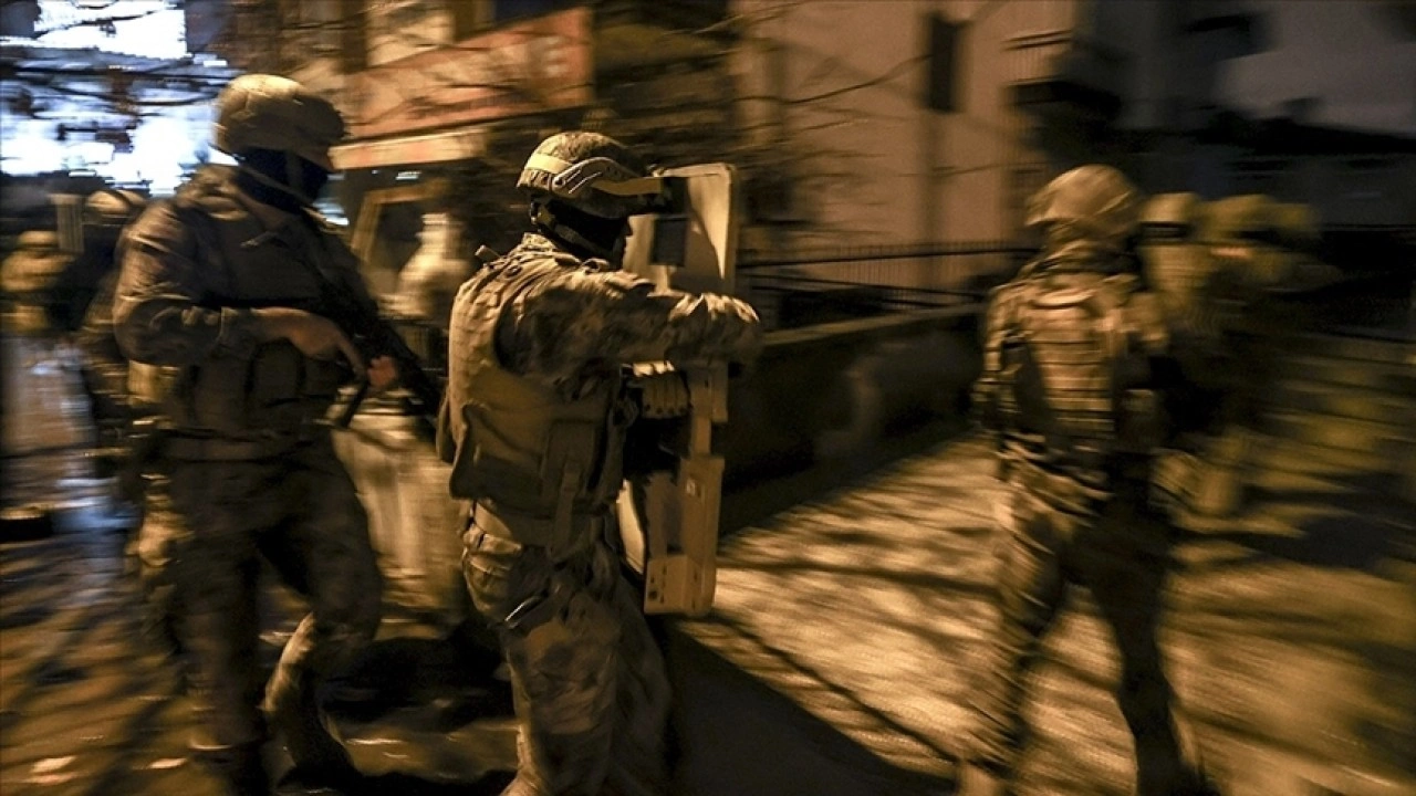 Çekmeköy'de eve düzenlenen narkotik operasyonunda bir polis vurularak ağır yaralandı