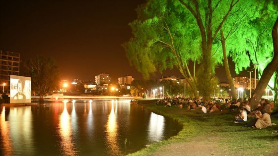 Ceyhan Nehri’nde açık hava sineması keyfi