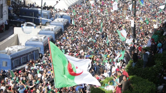 Cezayir'de göstericiler 'yönetim sisteminde köklü değişiklik' talebinde ısrarcı