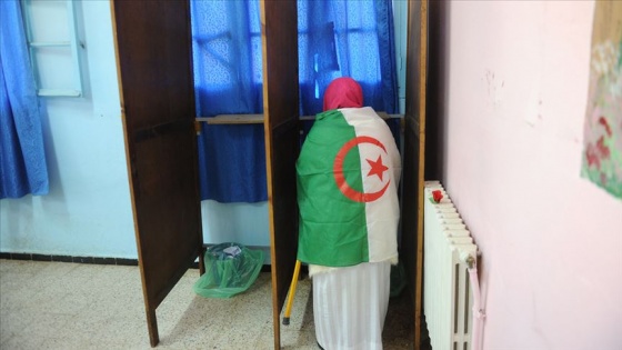 Cezayir'deki referandumda muhalefet düşük katılıma, yönetim ise sonuca dikkati çekiyor