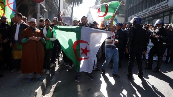 Cezayirliler 'kara dönemin' geri dönmesinden korkmuyor