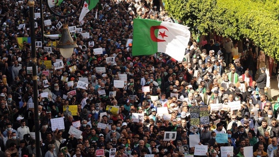 Cezayirliler 'köklü değişim' talebiyle bir kez daha sokaklara indi