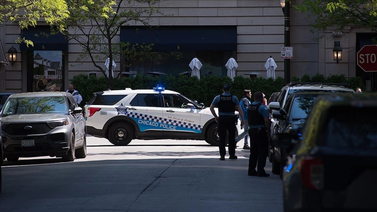 Chicago kentinde bir sürücü arabasını düzensiz göçmenleri destekleyen eylemcilerin üzerine sürdü