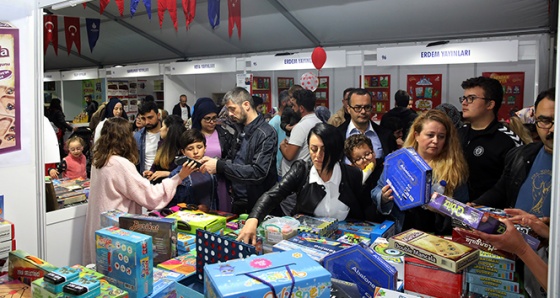 CHP adayının izin vermediği kitap fuarına İstanbullular akın ediyor