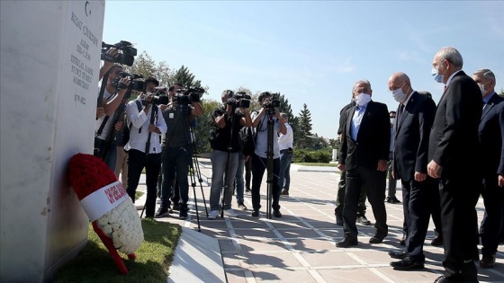 CHP Genel Başkanı Kılıçdaroğlu, Albay Reşat Çiğiltepe'nin kabrini ziyaret etti