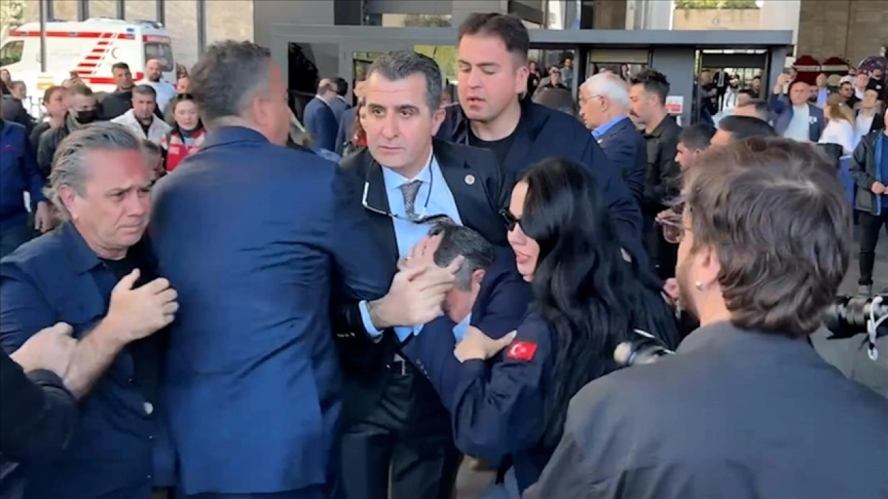 CHP Genel Başkanı Özel'e Önder'i anma töreninin ardından yumruklu saldırı