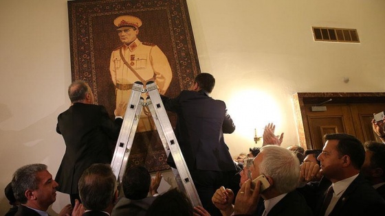 CHP muhalefet kulisine Atatürk resmini astı