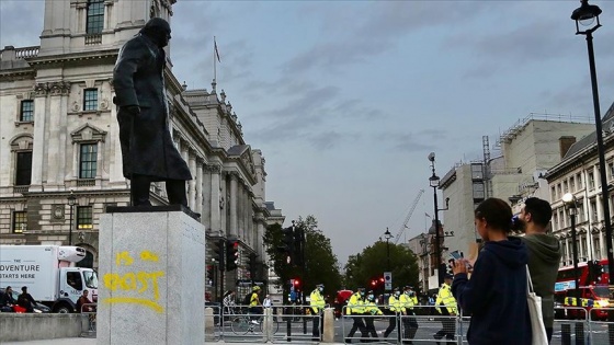 Churchill'in heykelinin kaidesine yeniden 'ırkçı' ifadesi yazıldı