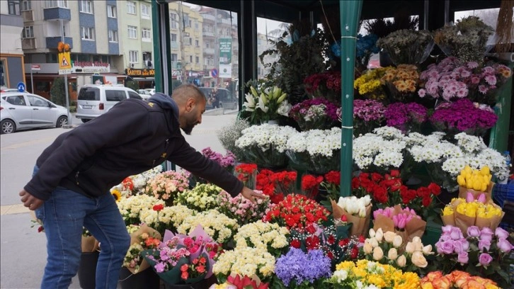 Çiçekçilerde 14 Şubat Sevgililer Günü yoğunluğu yaşanıyor