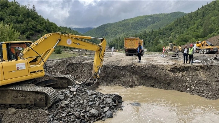 Cide ve Şenpazar ilçelerini Kastamonu'ya bağlayan geçici köprü zarar gördü