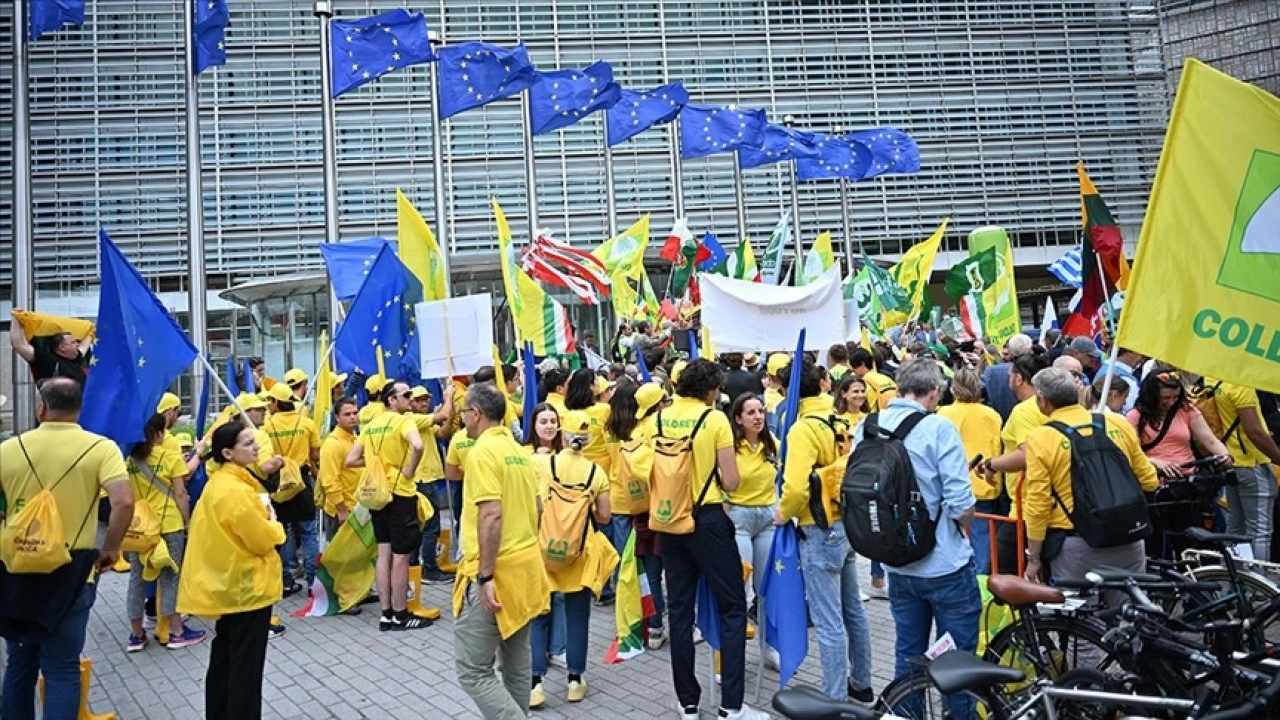 Çiftçiler, AB kurumları önünde protesto düzenledi