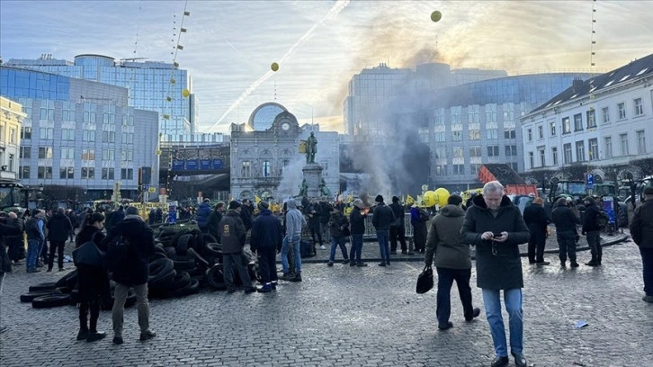 Çiftçiler Avrupa Parlamentosu'nun önünde protesto düzenledi