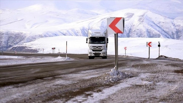 Çıldır-Aktaş kara yolu tipi nedeniyle tır geçişlerine kapatıldı
