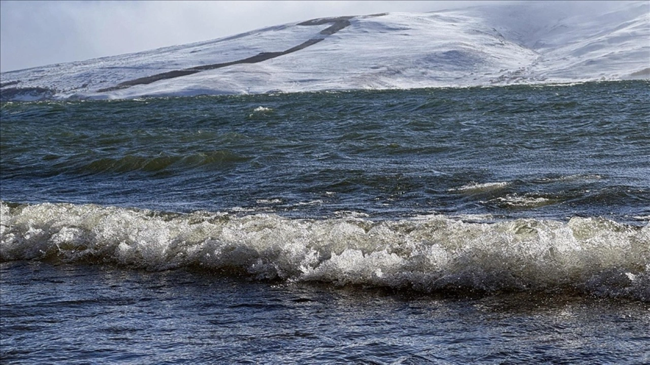 Çıldır Gölü'nün donan kıyıları dalgaların etkisiyle çözüldü