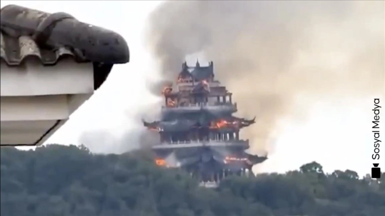 Çin'de 1500 yıllık bir tapınakta yangın çıktı