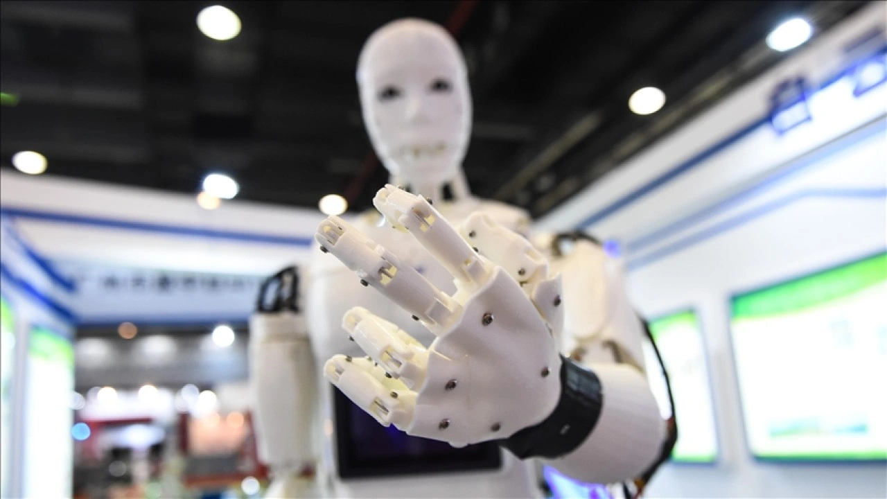 Çin'de bir şirketin ürettiği insansı robot yürüyüş rekoru kırdı