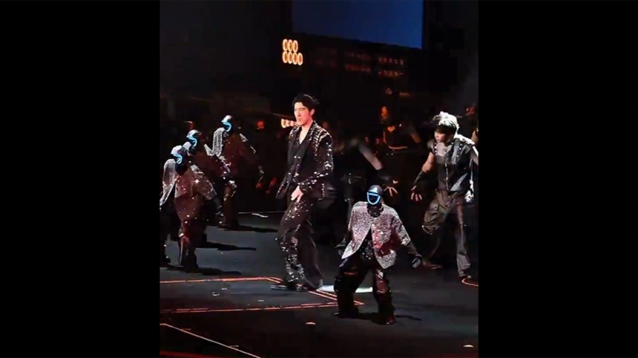 &Ccedil;in'de insansı robotların konserdeki senkronize dansı şaşkınlık yarattı