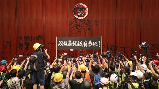 Çin Hong Kong Yasama Meclisini basan protestocuları kınadı