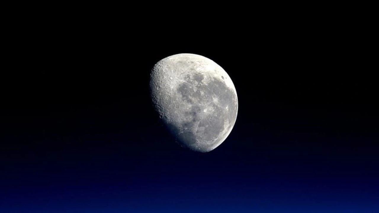 Çin'in Ay'ın karanlık yüzünden topladığı örneklerde nadir meteor kalıntıları bulundu