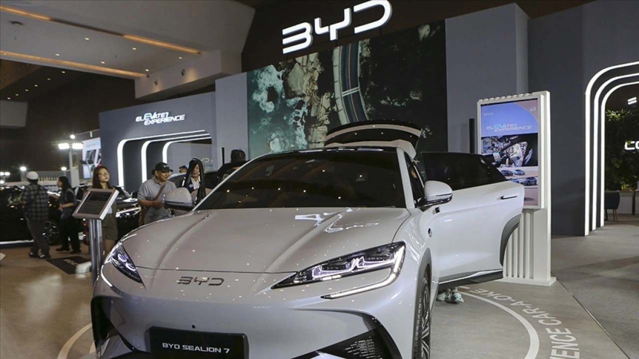 Çinli BYD Avrupa'da ilk kez Tesla'dan daha fazla otomobil sattı
