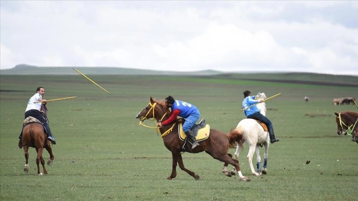 Ciritçiler bu kez yeşil ovada at koşturdu