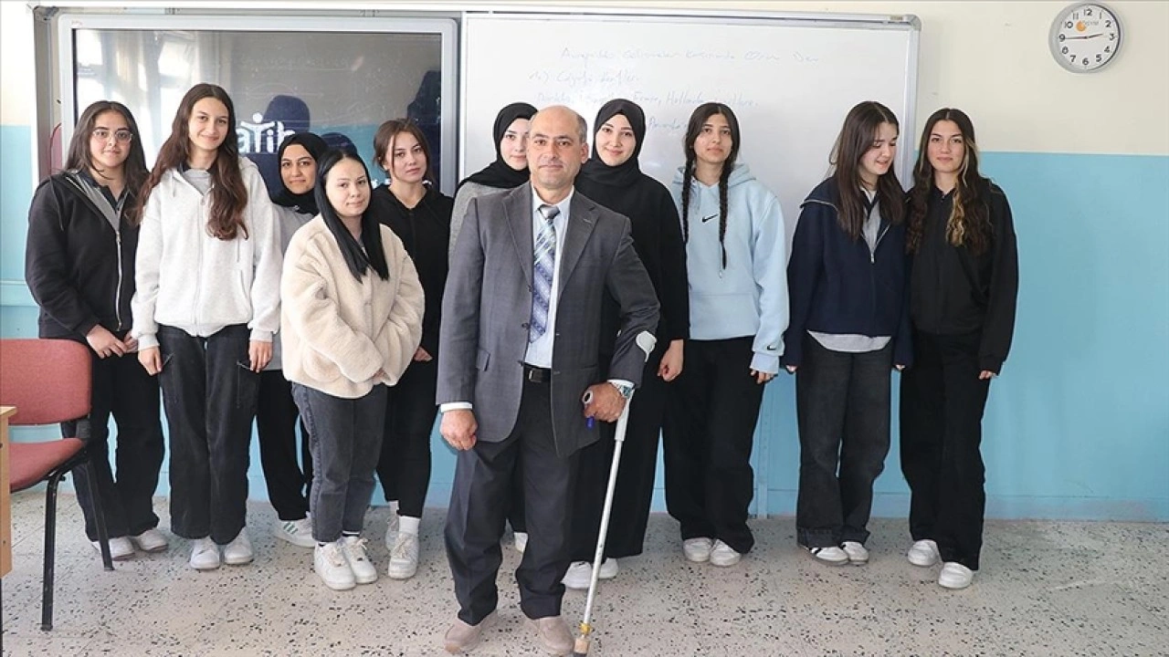 Çocuk felciyle dünyaya gelen öğretmen, mesleğini 20 yıldır koltuk değneğiyle sürdürüyor
