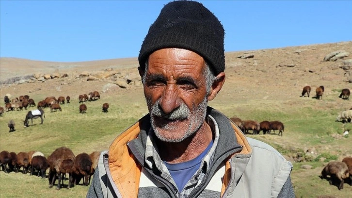 Çocuk yaşta başladığı çobanlıkla 40 yıldır geçimini sağlıyor