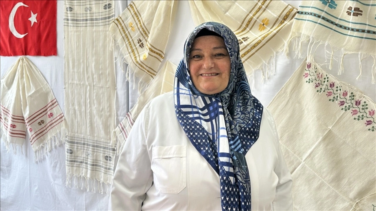 Çocukken babaannesinden öğrendiği dokuma sanatıyla 45 yıldır ilmek ilmek işliyor