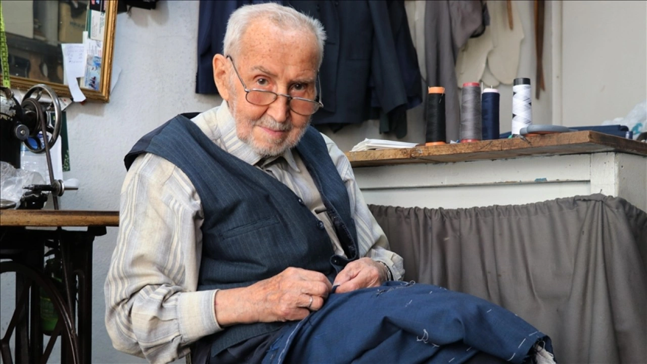 Çocukken başladığı terzilikte iğne ipliği 80 yıldır elinden düşürmüyor