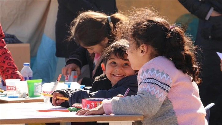 Çocuklardaki deprem travmasının izleri çadır kentteki oyun alanıyla silinmeye çalışılıyor