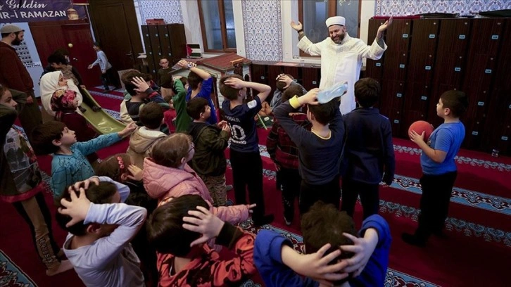 'Çocuklu Cami'ye gelen minikler Ramazanın maneviyatını etkinliklerle öğreniyor