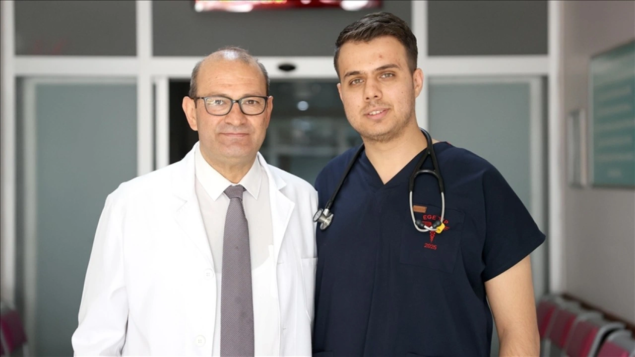 Çocukluğunu geçirdiği hastanede doktor olarak babasıyla görev yapıyor