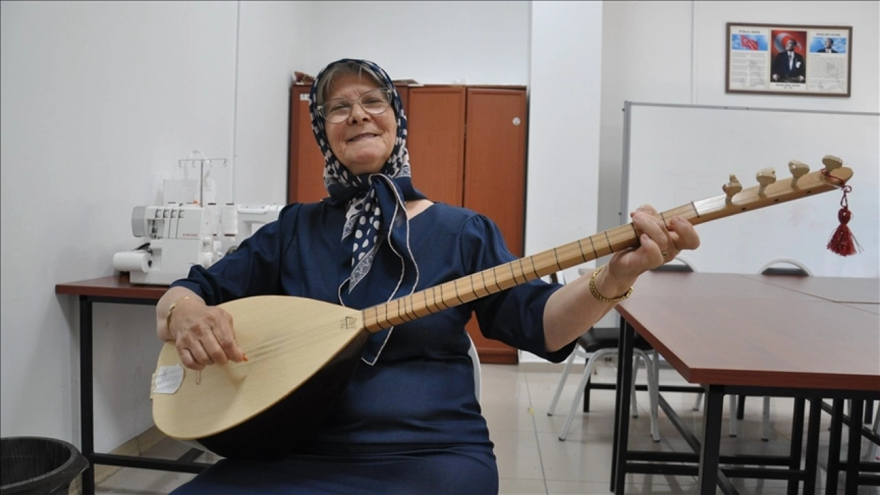 Çocukluk hayali olan bağlama çalmayı 65 yaşında öğrendi
