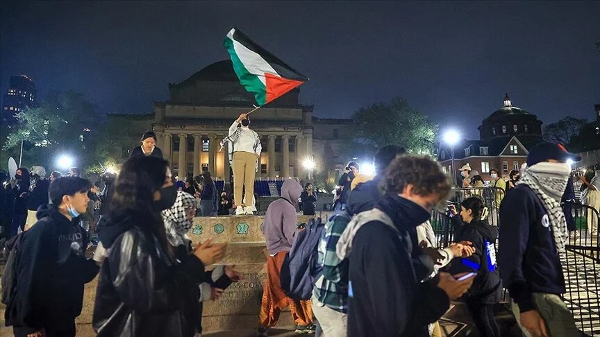 Columbia Üniversitesi'nde Filistin destekçisi bir grup öğrenci Hamilton Hall binasına girdi